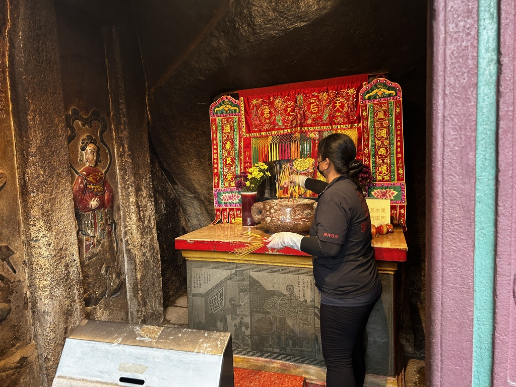 wnętrze świątyni A-Ma ołtarz i kobieta składająca dary