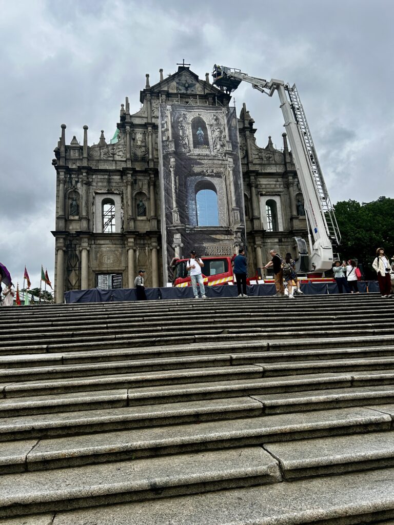 frontowa kamienna ściana, ruiny fasady katedry św. Pawła w Makau