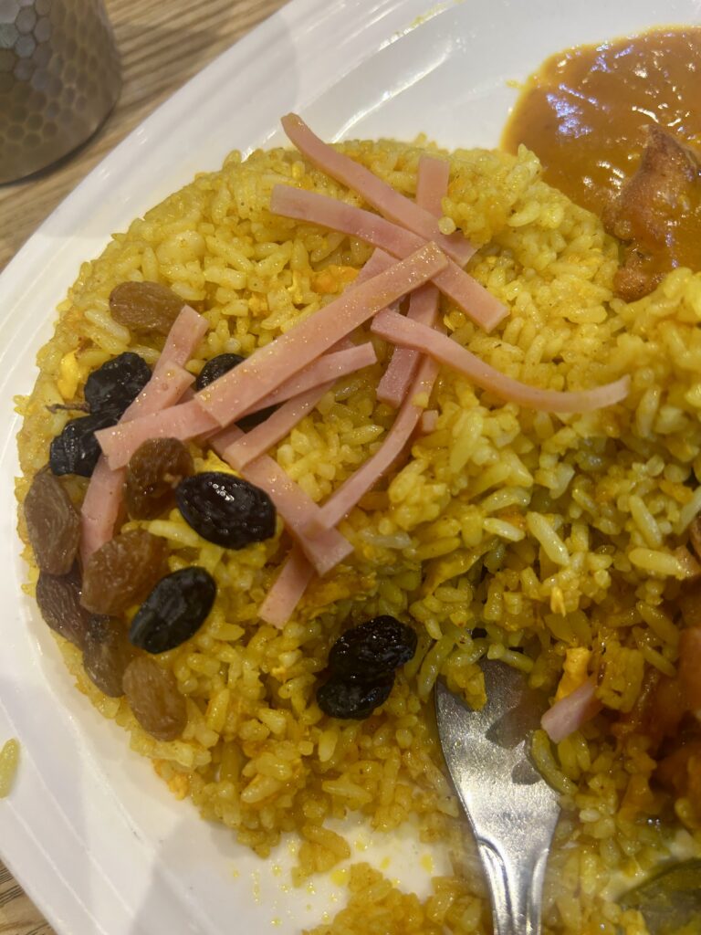 jedzenie w Chinach - Makau- mix kuchni chińskiej ryż rodzynki oliwki i kurczak