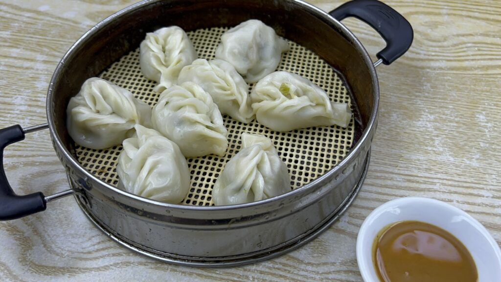 kuchnia chińska tradycyjne chińskie pierogi na parze z mięsem