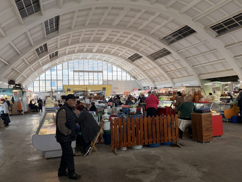 wielka hala targowa w Kutaisi tu zjesz i wypijesz lokalne przysmaki