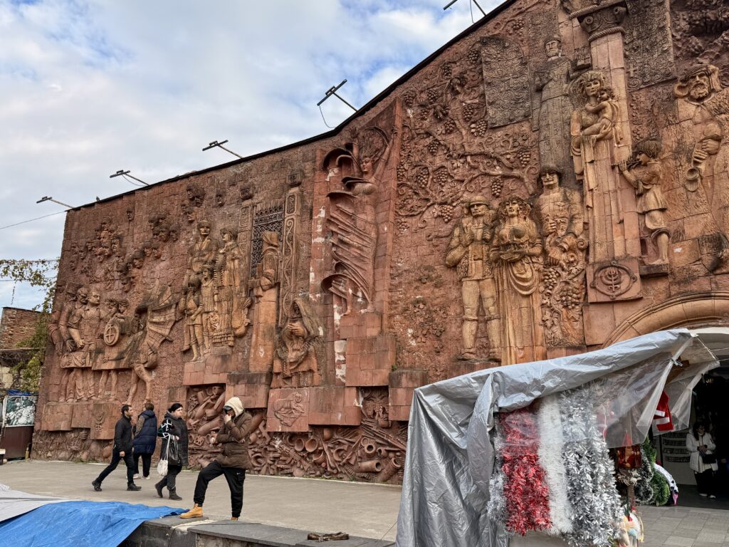 atrakcje gruzji i kutaisi pomnik przy targu