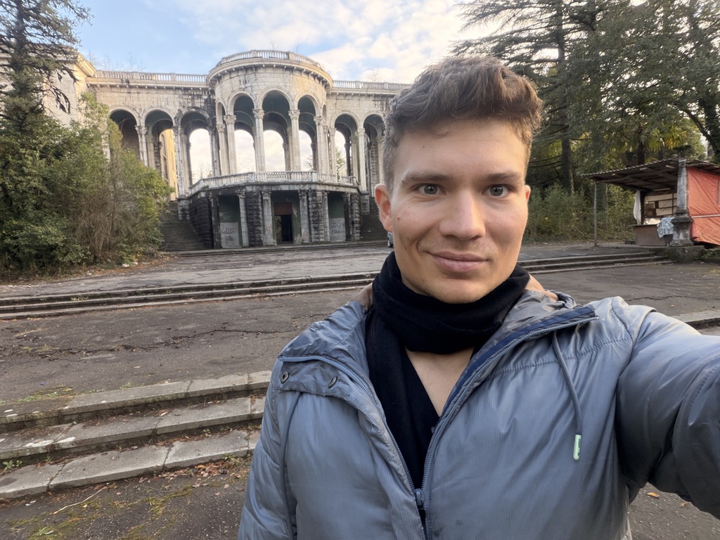 Jan Gulczyński w Gruzji w tle opuszczone radzieckie sanatorium