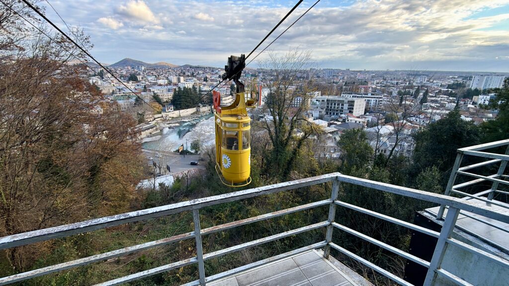 widok na centrum Kutaisi i kolejkę linową atrakcję turystyczną
