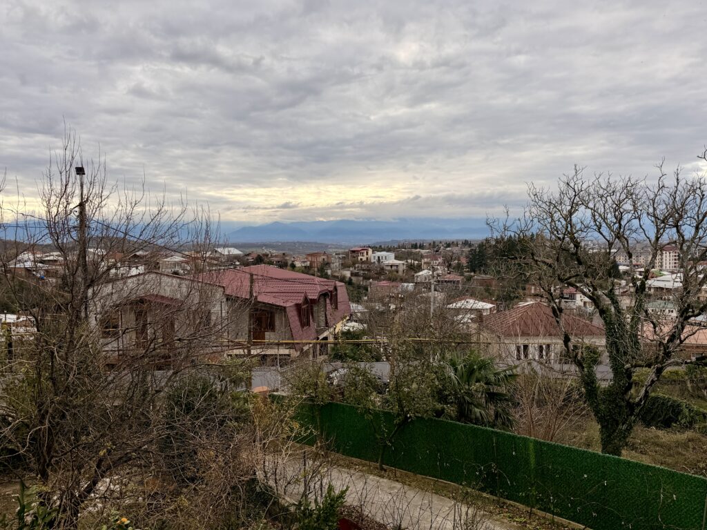Kutaisi poza centurm miasta, widok na miato z góry