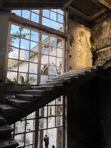 klatka schodowa w opuszczonym radzieckim sanatorium w Kutaisi