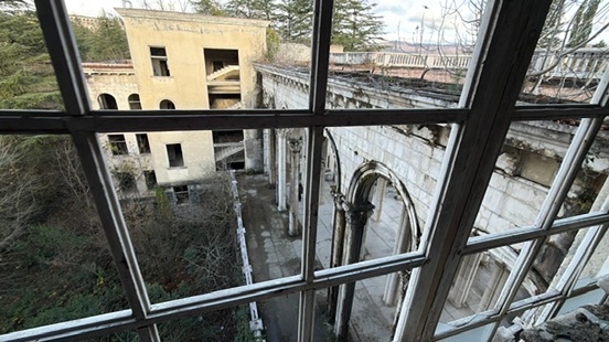opuszczone radzieckie sanatorium w Kutaisi widok na dzidzicien