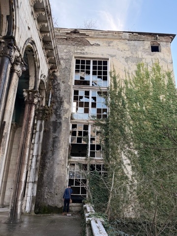 ruiny sanatorium w Kutaisi po Rosjanach warto zovaczyć w Gruzji
