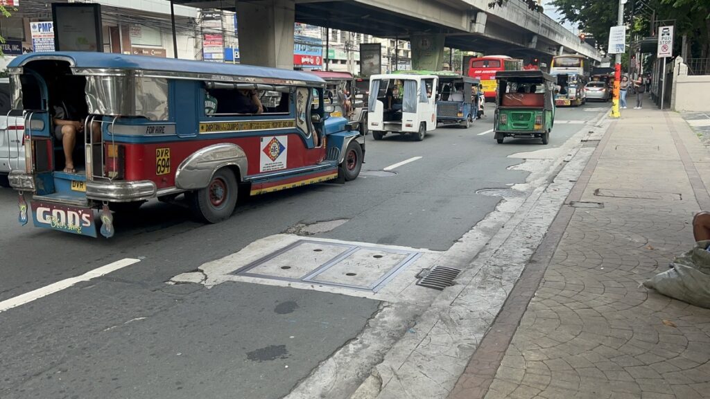 jeepneye i tuk tuki na ulicach Manili - lokalny transport i atrakcja filipin