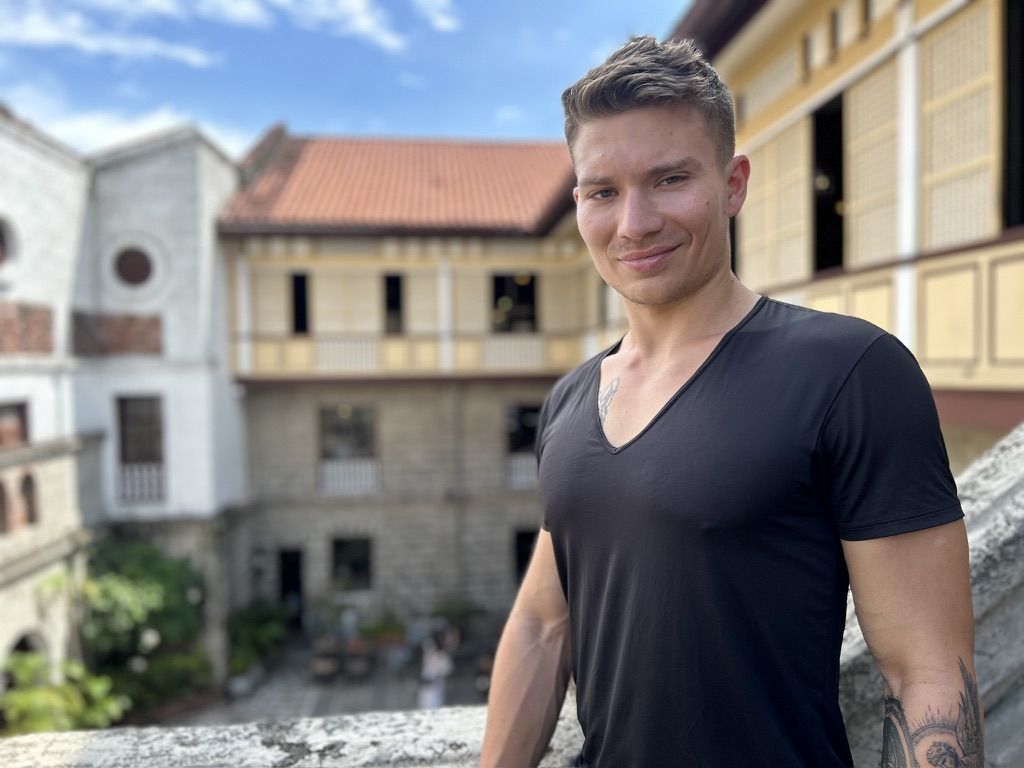 Jan Gulczyński przed Casa Manila Filipiny