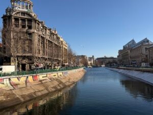 Ulice Bukaresztu i rzeka, zabudowa stolicy Rumunii