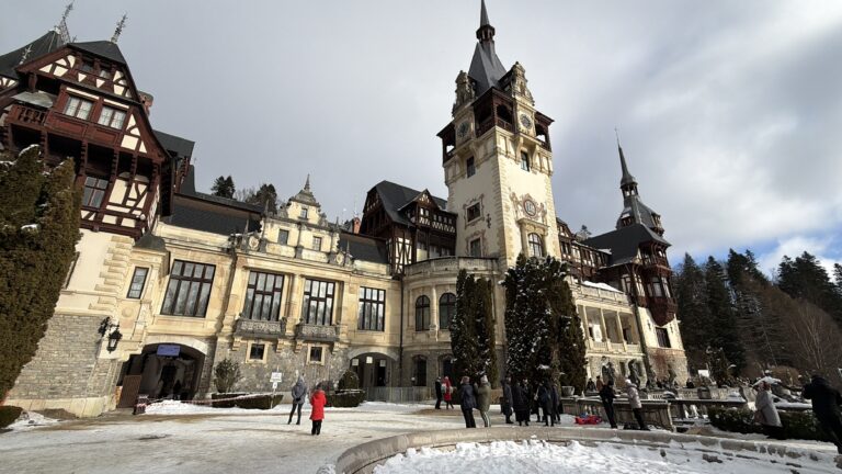 Imponujący zamek Peles Rumunia z zewnątrz