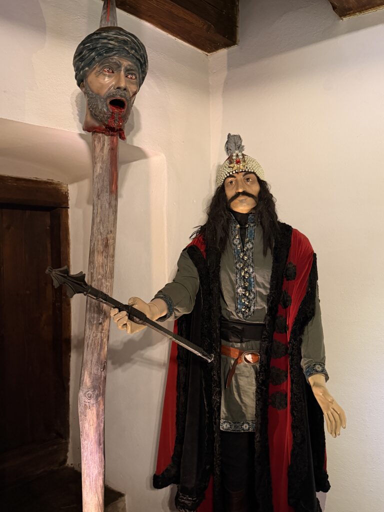 Vlad Palownik, historyczna psotać wystawiona w zamku Bran jako inspiracja dla Drakuli