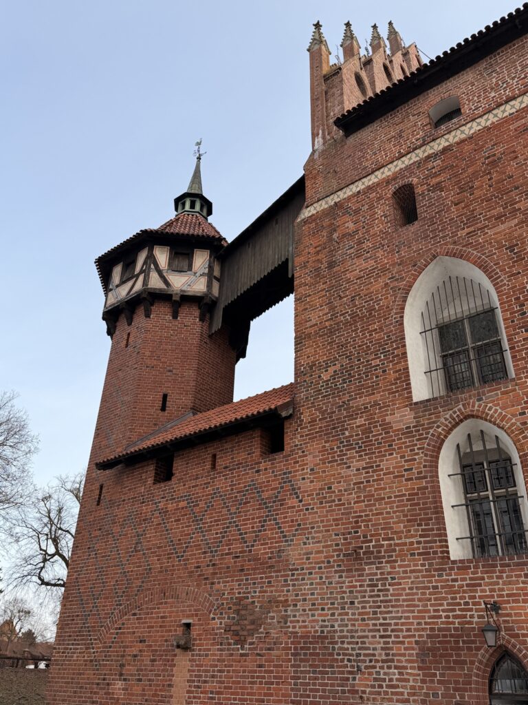 Gdanisko - średniowieczna toaleta a także Wieża ostatecznej obrony z drewnianym mostem które można było zniszczyć w razie ostatecznej obrony 