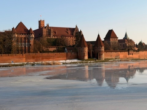 Zamek w Malborku widok od strony rzeki – największy zamek na świecie