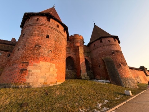 Baszty do których prowadził most zamku w Malborku