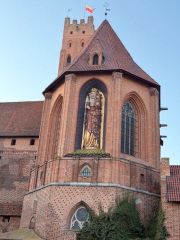 Gigantyczna figurą matki Boskiej ponad ośmiu metrowe zbudowana przez Krzyżaków