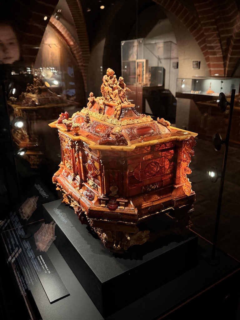 Niezwykłe przedmioty wykonane z bursztynu artefakty w Malborku